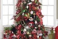 choosing a christmas tree theme | santa hat, christmas tree and