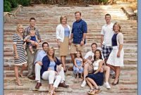 cute extended family pose | what to wear for family photos | blue