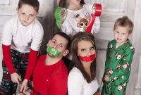 cute family christmas photo, kids take parents hostage | photo ideas