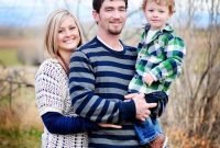 family of three photo poses | cute family of 3 pose | family photo