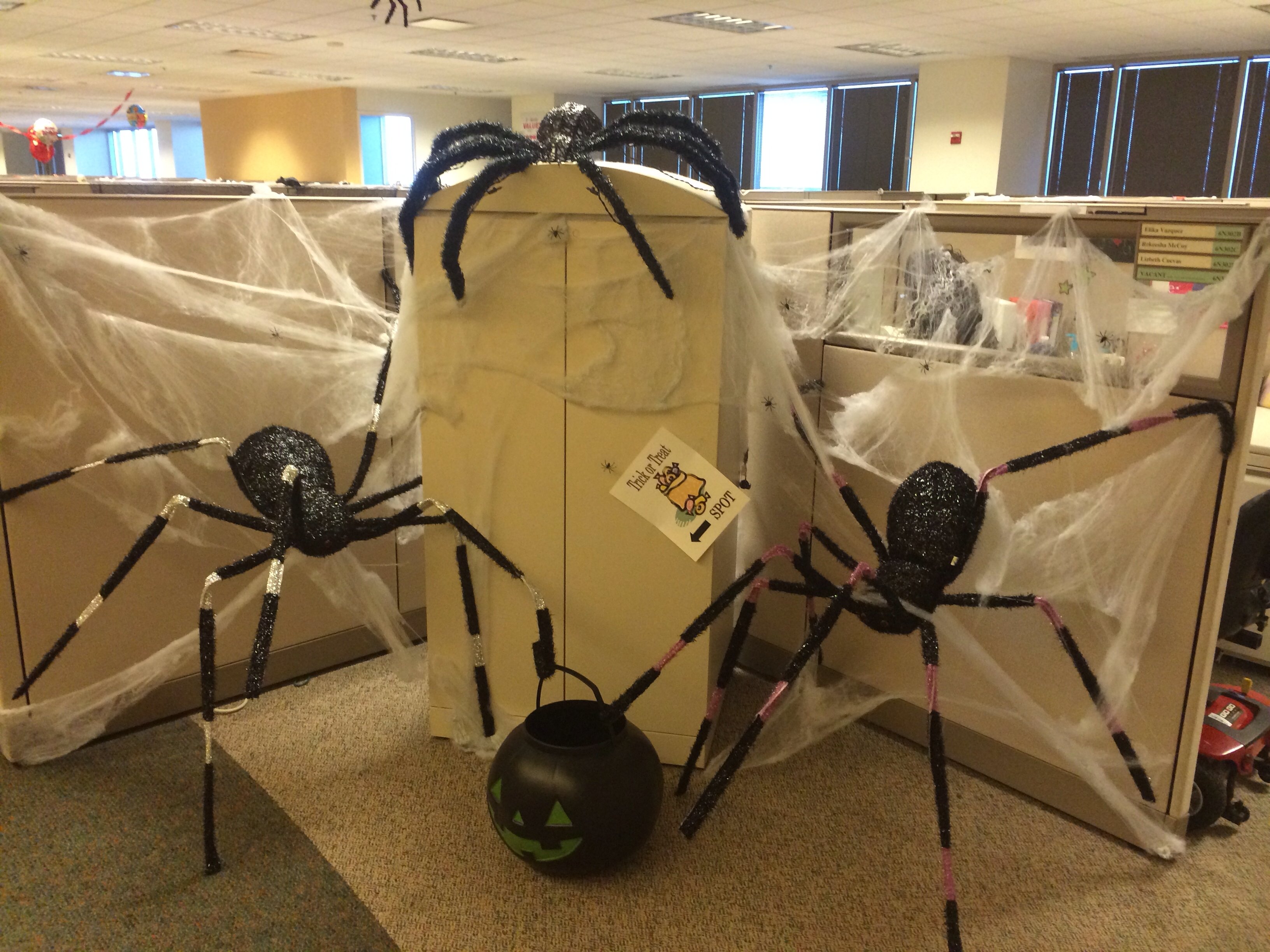 10 Pretty Halloween Ideas For The Office 2023