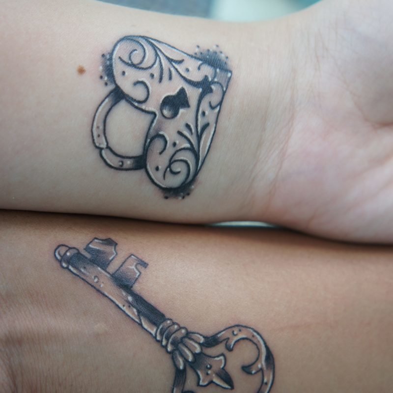 10 Stylish His And Her Matching Tattoos Ideas 2024   Matching His And Hers Tattoos Ideas Amazing Tattoo 2 800x800 